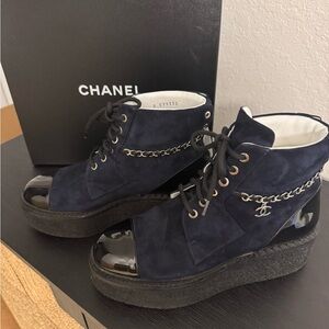 Chic Navy Lace-Up Platform Boots